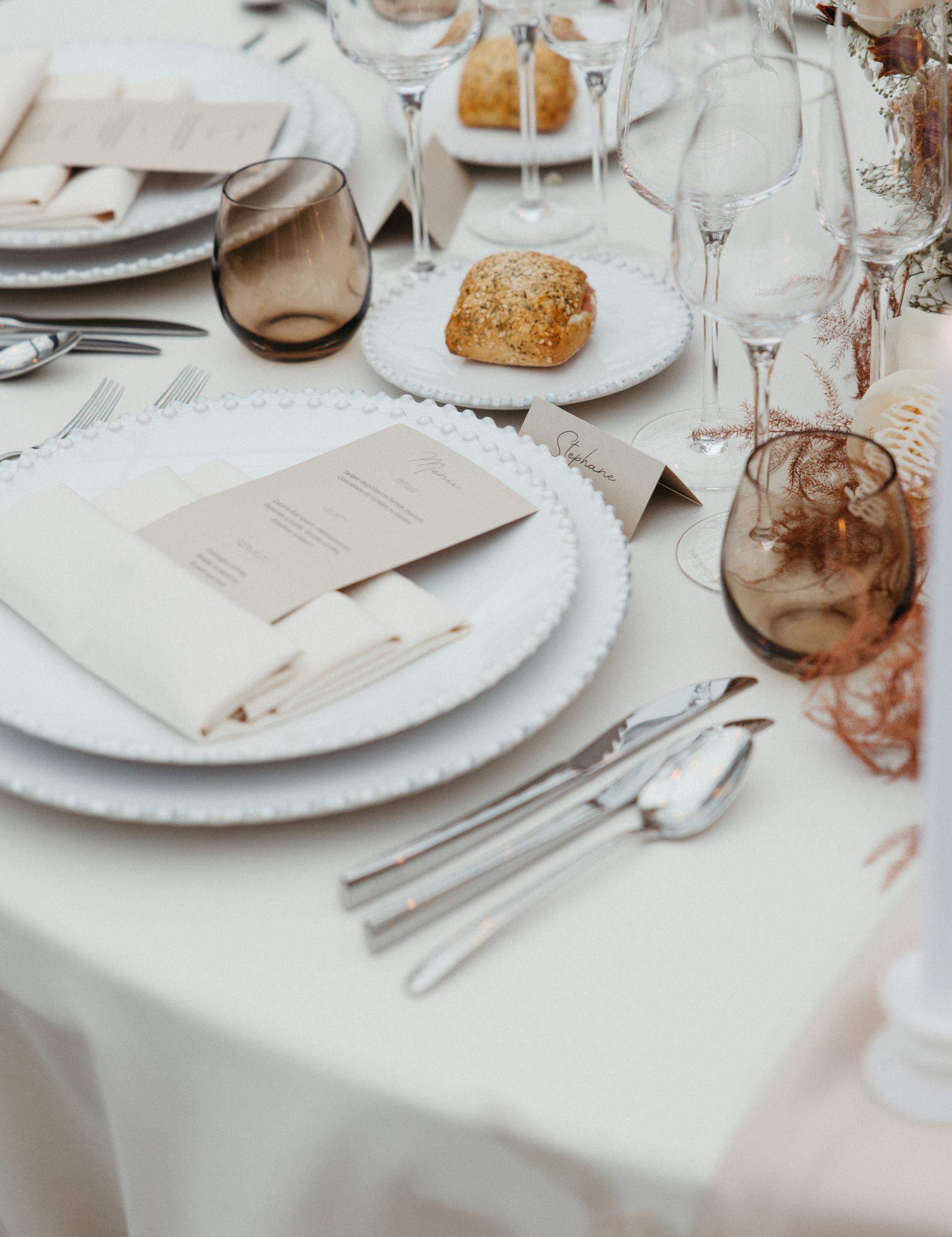 Table de mariage élégamment dressée avec décoration raffinée et ambiance romantique